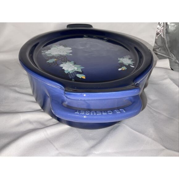 NEW LE CREUSET COBALT BLUE LOTUS OVAL CASSEROLE W/ PLATTER STONEWARE 16" - Picture 8 of 12